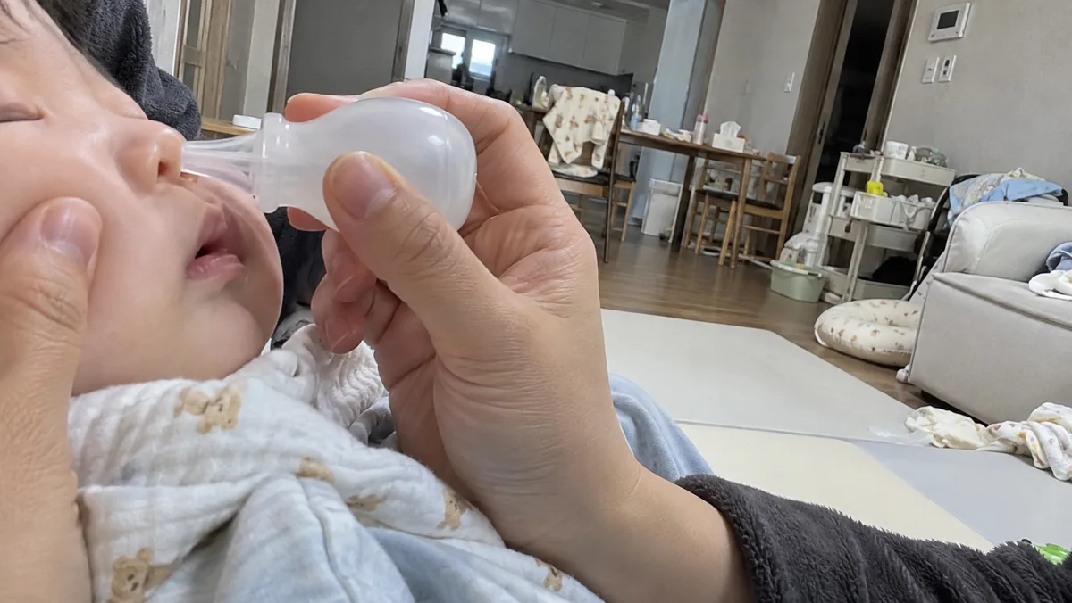 팁은 콧구멍 입구에만 살짝 대고, 안쪽으로 깊게 넣지 않아요