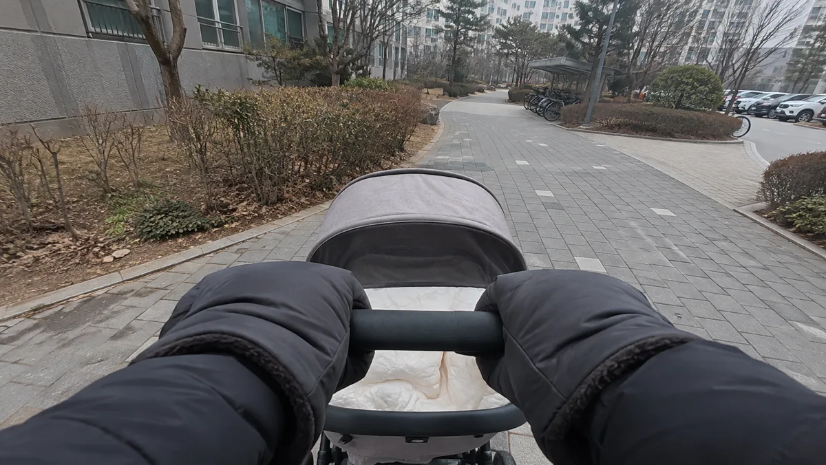 핸드머프는 손을 넣고 핸들을 잡은 채로 밀 수 있게 만든 장갑이에요